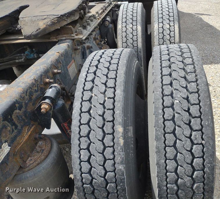 image for item DQ1687 2007 Freightliner Columbia  semi truck