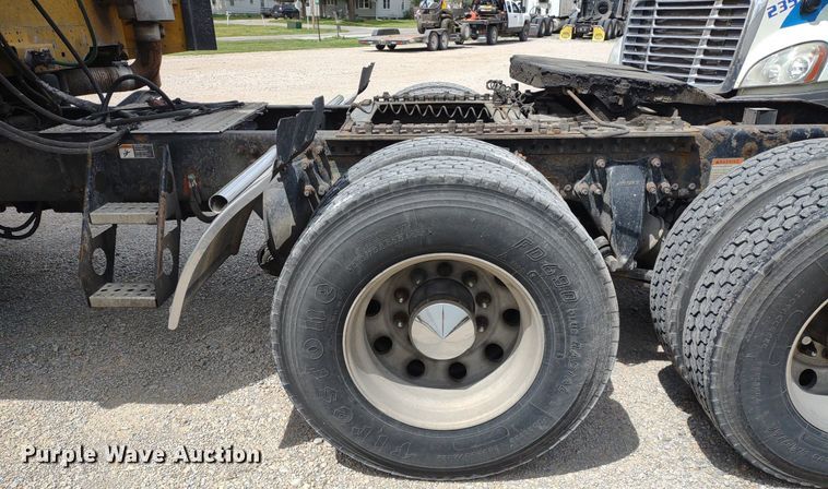 image for item DQ1687 2007 Freightliner Columbia  semi truck