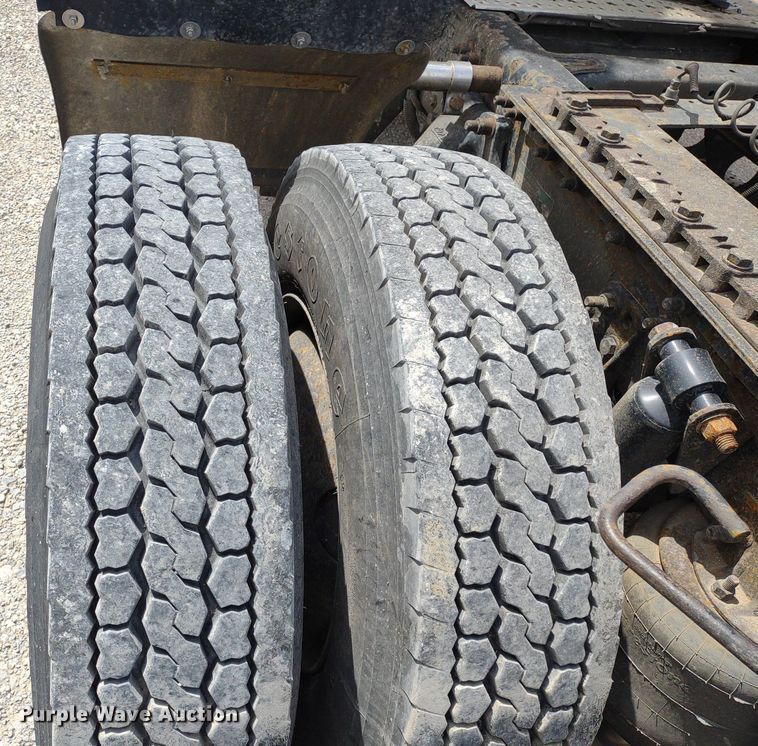 image for item DQ1687 2007 Freightliner Columbia  semi truck