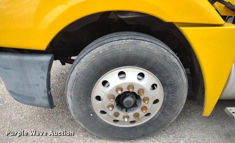 image for item DQ1687 2007 Freightliner Columbia  semi truck