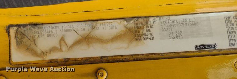 image for item DQ1687 2007 Freightliner Columbia  semi truck