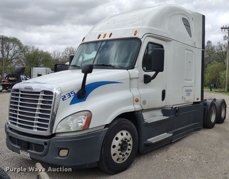 image for item DQ1688 2015 Freightliner Cascadia  semi truck