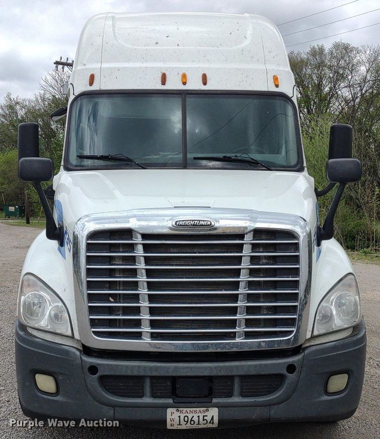 image for item DQ1688 2015 Freightliner Cascadia  semi truck
