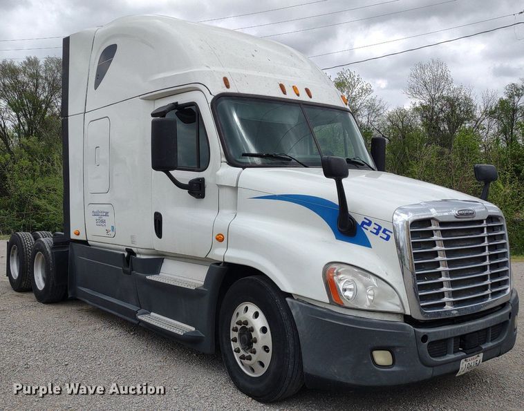 image for item DQ1688 2015 Freightliner Cascadia  semi truck
