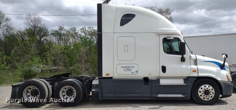 image for item DQ1688 2015 Freightliner Cascadia  semi truck