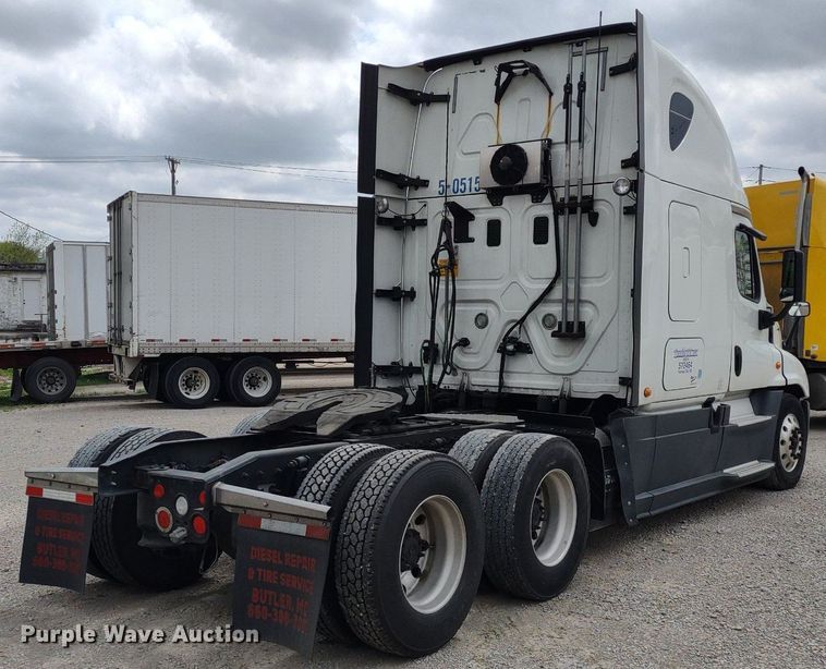 image for item DQ1688 2015 Freightliner Cascadia  semi truck