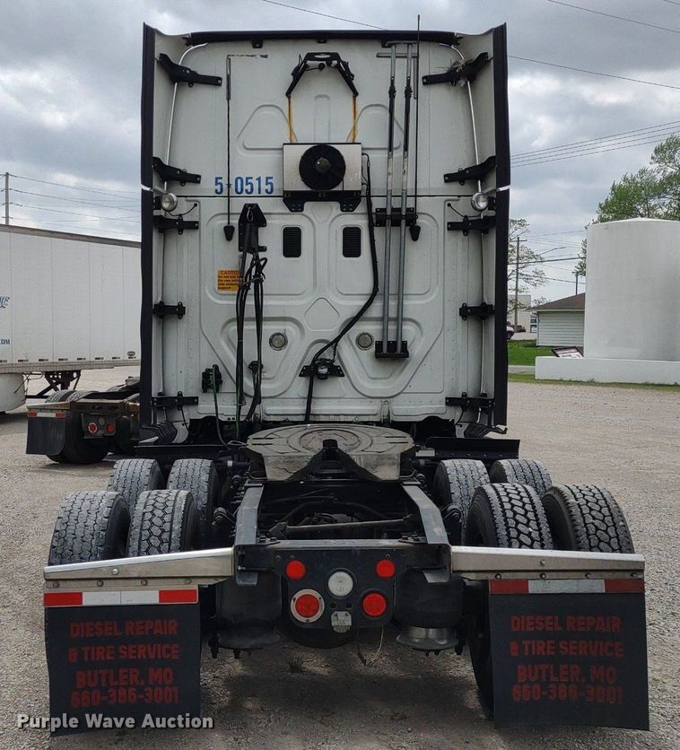 image for item DQ1688 2015 Freightliner Cascadia  semi truck