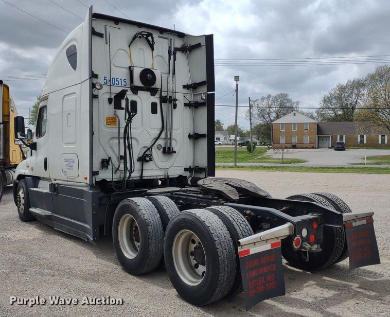image for item DQ1688 2015 Freightliner Cascadia  semi truck