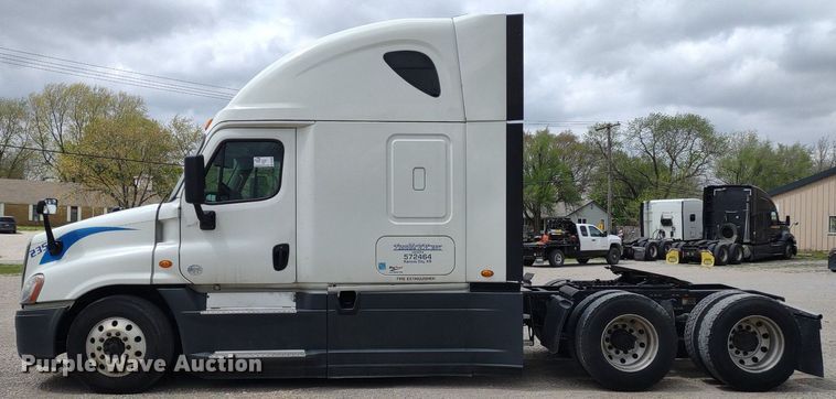 image for item DQ1688 2015 Freightliner Cascadia  semi truck