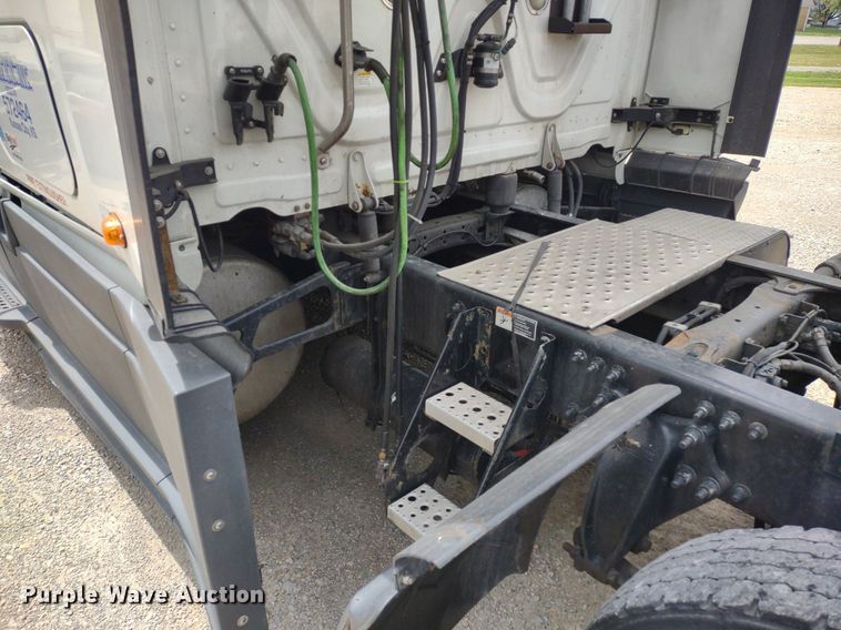 image for item DQ1688 2015 Freightliner Cascadia  semi truck