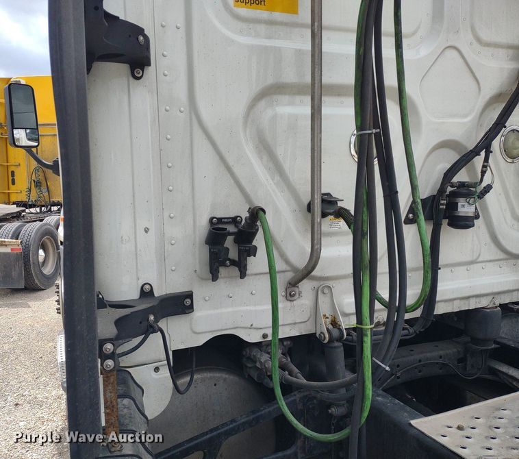 image for item DQ1688 2015 Freightliner Cascadia  semi truck