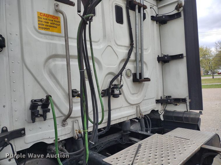 image for item DQ1688 2015 Freightliner Cascadia  semi truck