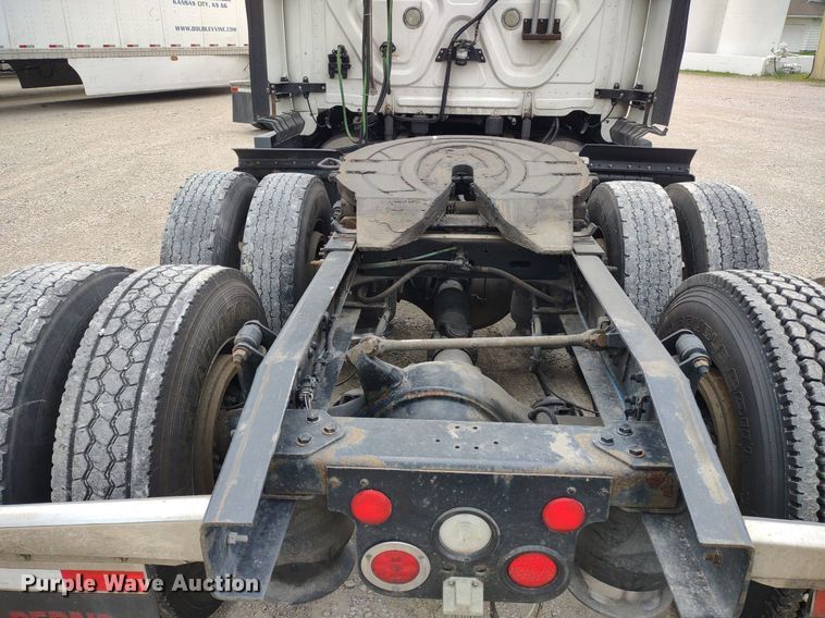 image for item DQ1688 2015 Freightliner Cascadia  semi truck