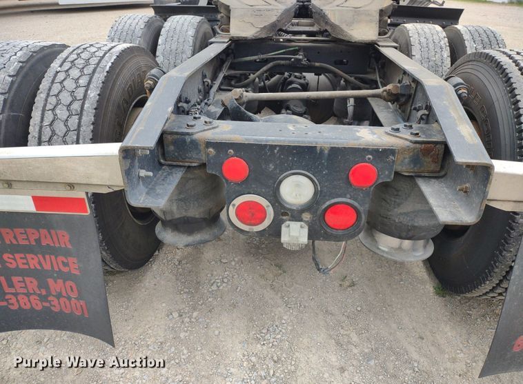 image for item DQ1688 2015 Freightliner Cascadia  semi truck