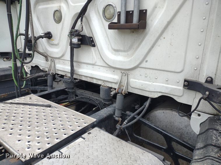 image for item DQ1688 2015 Freightliner Cascadia  semi truck