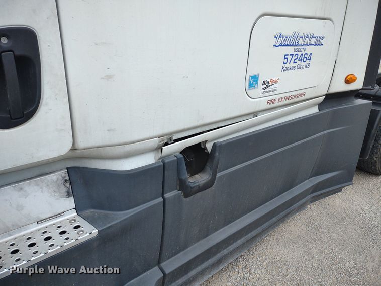 image for item DQ1688 2015 Freightliner Cascadia  semi truck