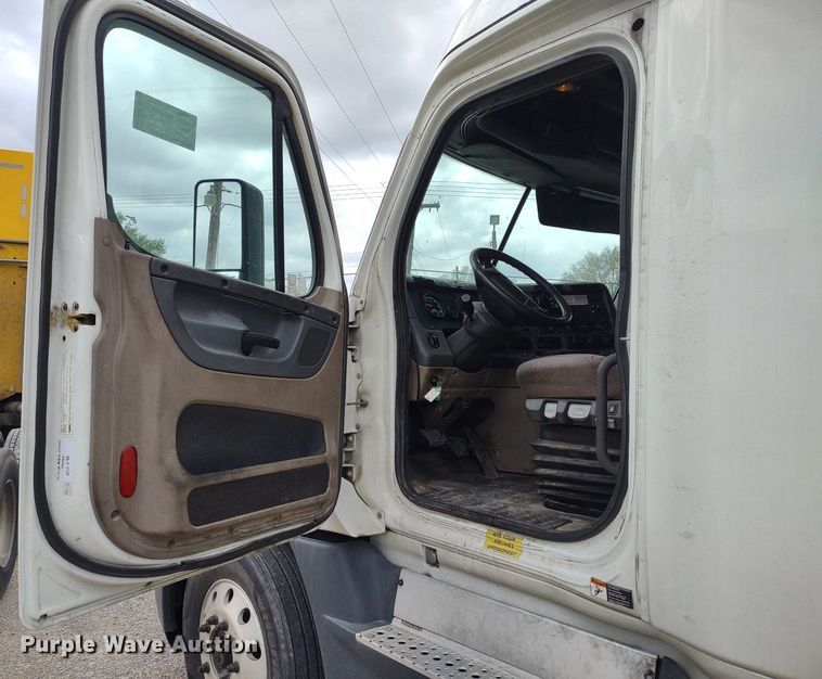 image for item DQ1688 2015 Freightliner Cascadia  semi truck