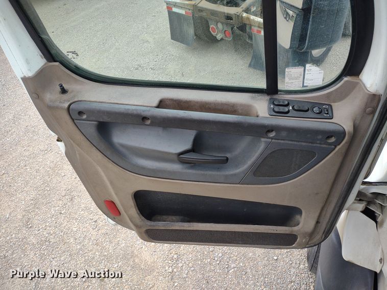 image for item DQ1688 2015 Freightliner Cascadia  semi truck