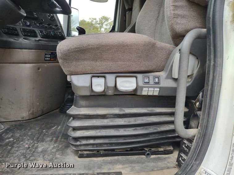 image for item DQ1688 2015 Freightliner Cascadia  semi truck