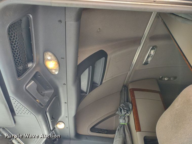 image for item DQ1688 2015 Freightliner Cascadia  semi truck