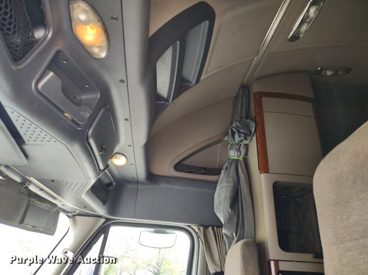 image for item DQ1688 2015 Freightliner Cascadia  semi truck