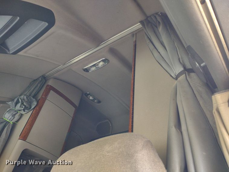 image for item DQ1688 2015 Freightliner Cascadia  semi truck