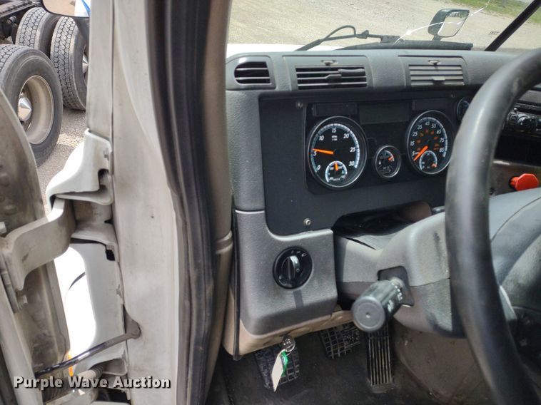 image for item DQ1688 2015 Freightliner Cascadia  semi truck