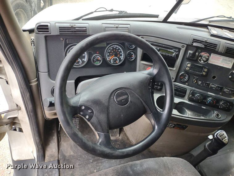 image for item DQ1688 2015 Freightliner Cascadia  semi truck