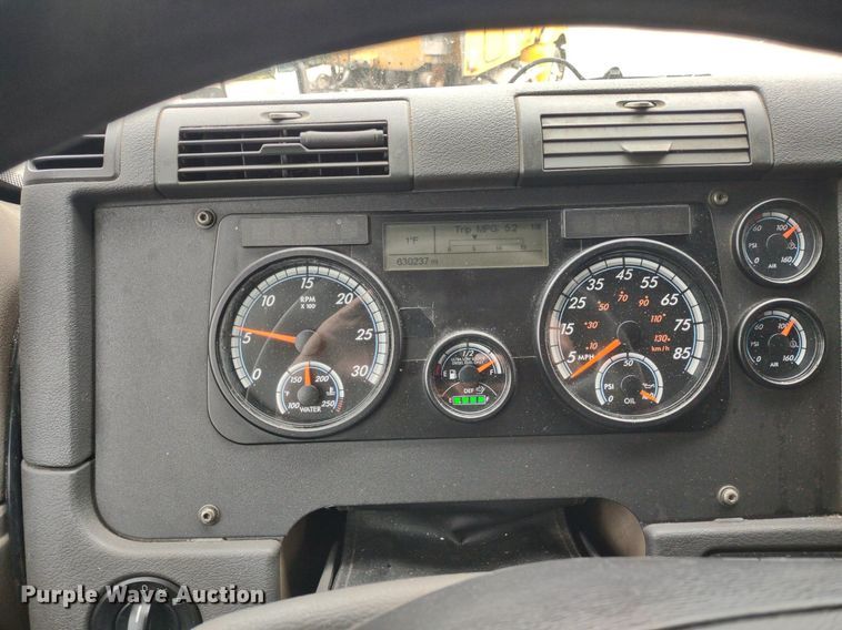 image for item DQ1688 2015 Freightliner Cascadia  semi truck