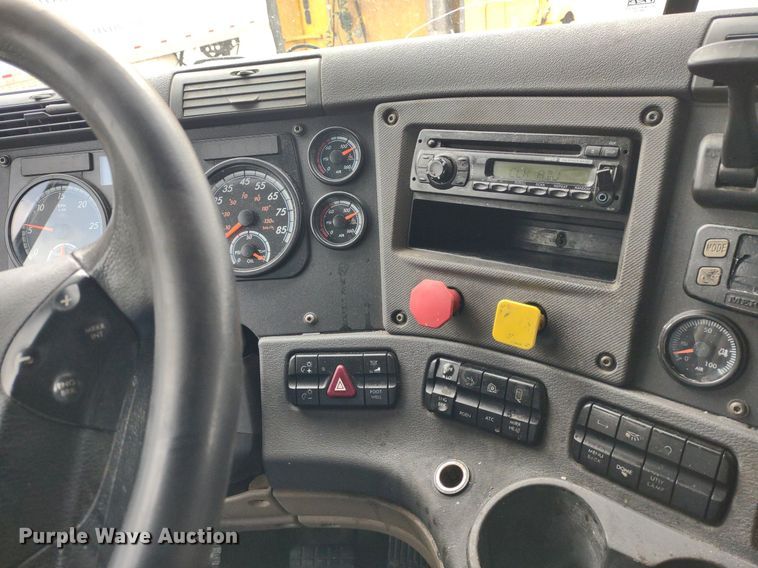 image for item DQ1688 2015 Freightliner Cascadia  semi truck