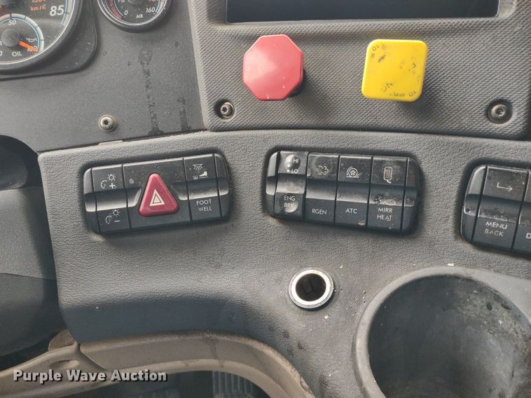 image for item DQ1688 2015 Freightliner Cascadia  semi truck