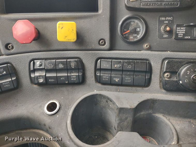 image for item DQ1688 2015 Freightliner Cascadia  semi truck