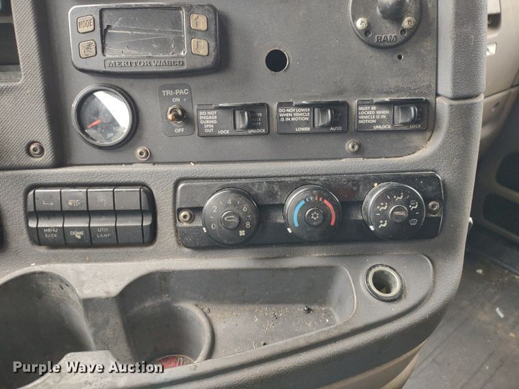 image for item DQ1688 2015 Freightliner Cascadia  semi truck