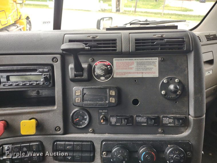 image for item DQ1688 2015 Freightliner Cascadia  semi truck