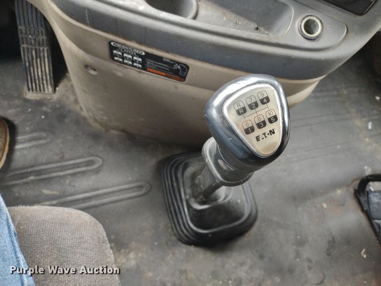 image for item DQ1688 2015 Freightliner Cascadia  semi truck