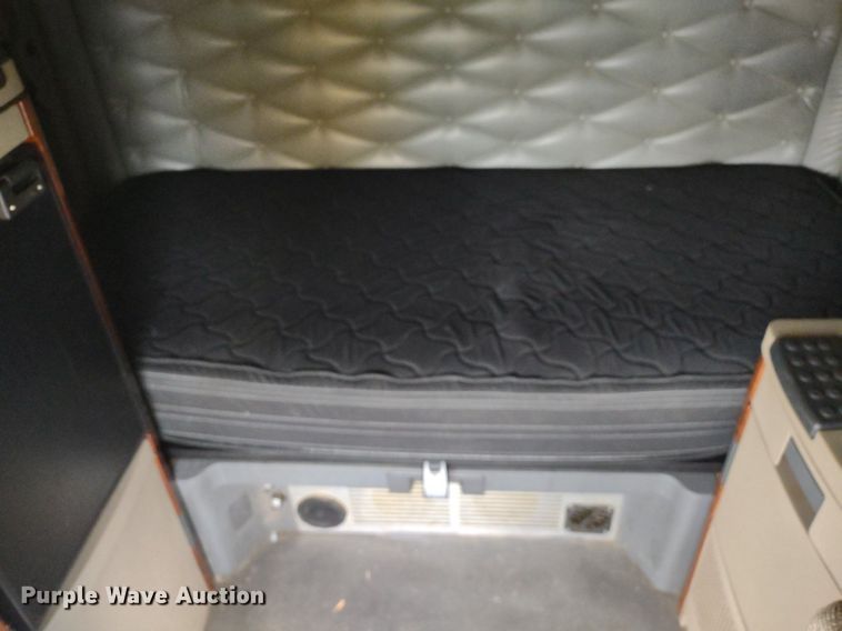 image for item DQ1688 2015 Freightliner Cascadia  semi truck