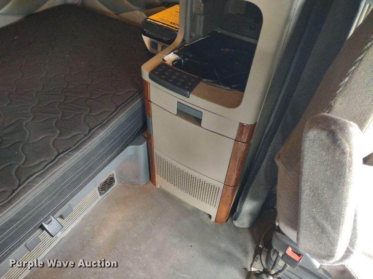 image for item DQ1688 2015 Freightliner Cascadia  semi truck