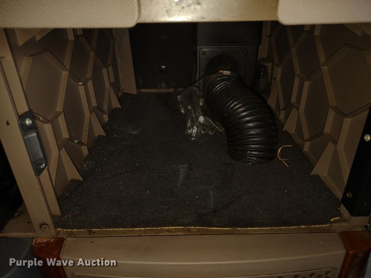 image for item DQ1688 2015 Freightliner Cascadia  semi truck