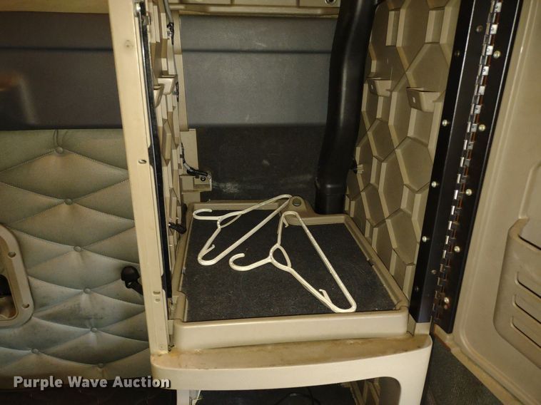 image for item DQ1688 2015 Freightliner Cascadia  semi truck