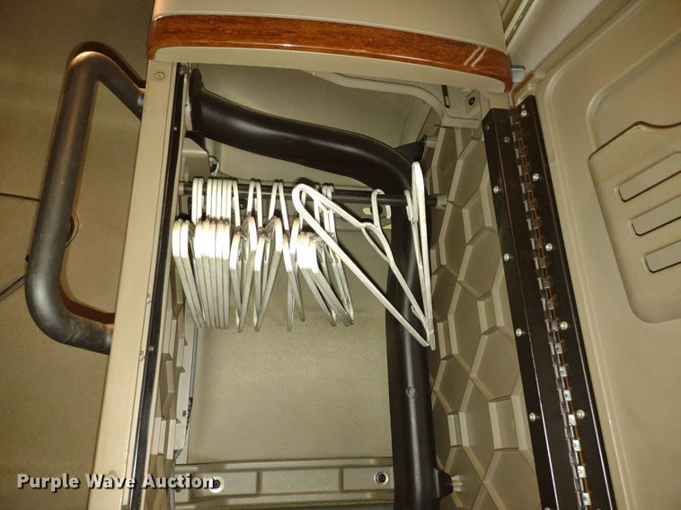 image for item DQ1688 2015 Freightliner Cascadia  semi truck