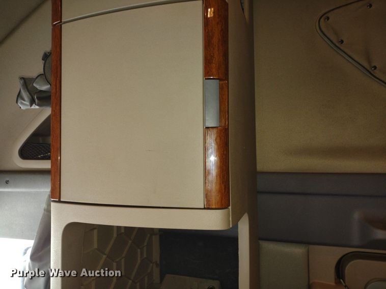 image for item DQ1688 2015 Freightliner Cascadia  semi truck