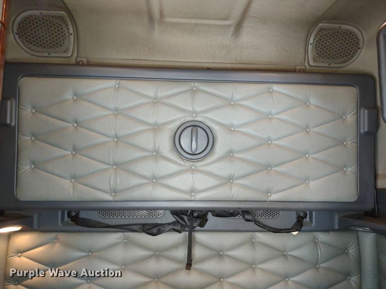 image for item DQ1688 2015 Freightliner Cascadia  semi truck