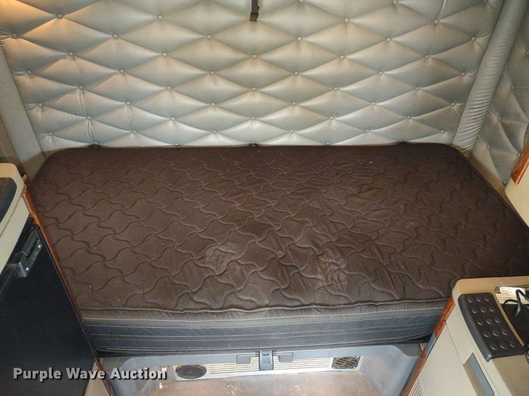 image for item DQ1688 2015 Freightliner Cascadia  semi truck