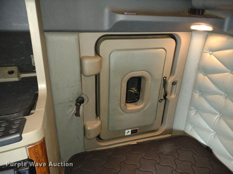 image for item DQ1688 2015 Freightliner Cascadia  semi truck