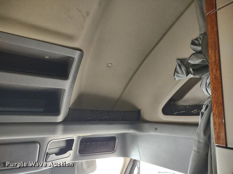 image for item DQ1688 2015 Freightliner Cascadia  semi truck