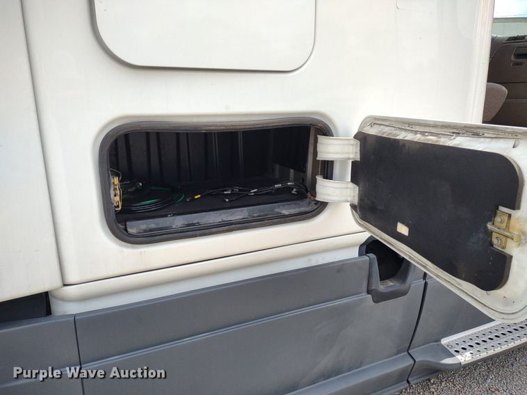 image for item DQ1688 2015 Freightliner Cascadia  semi truck