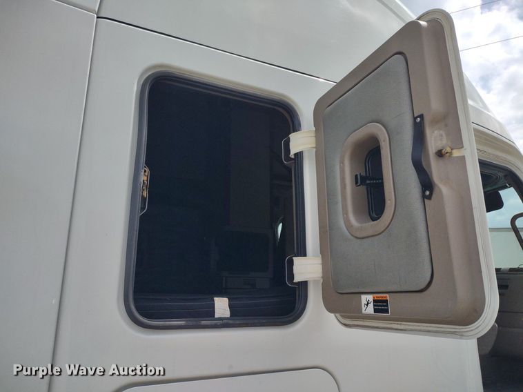 image for item DQ1688 2015 Freightliner Cascadia  semi truck