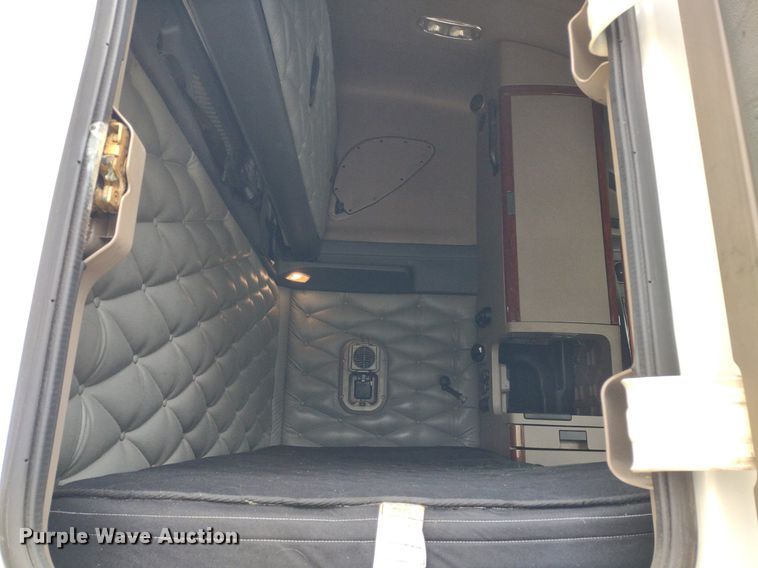 image for item DQ1688 2015 Freightliner Cascadia  semi truck