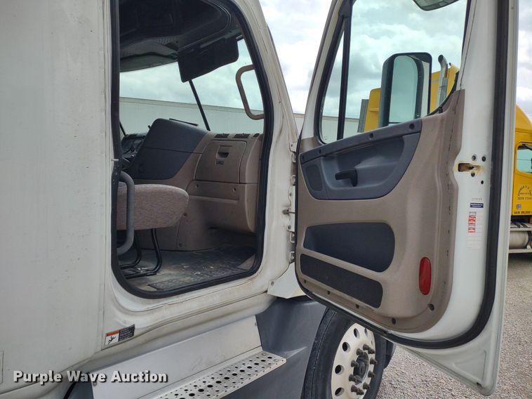 image for item DQ1688 2015 Freightliner Cascadia  semi truck