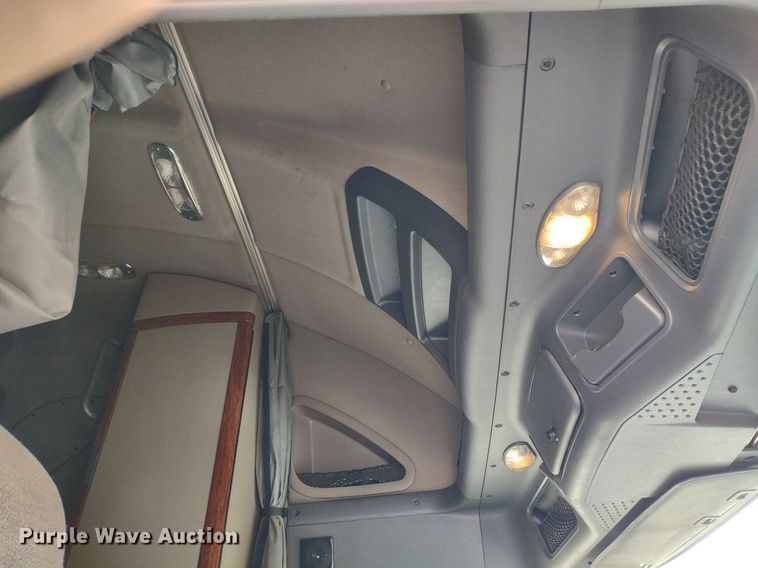 image for item DQ1688 2015 Freightliner Cascadia  semi truck